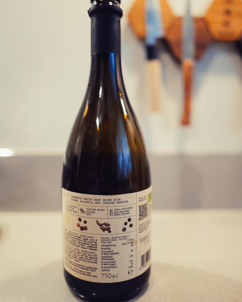 Achterkant Feral-fles met etiket gefermenteerde witte bietendrank, ingrediënten en voedingswaarden