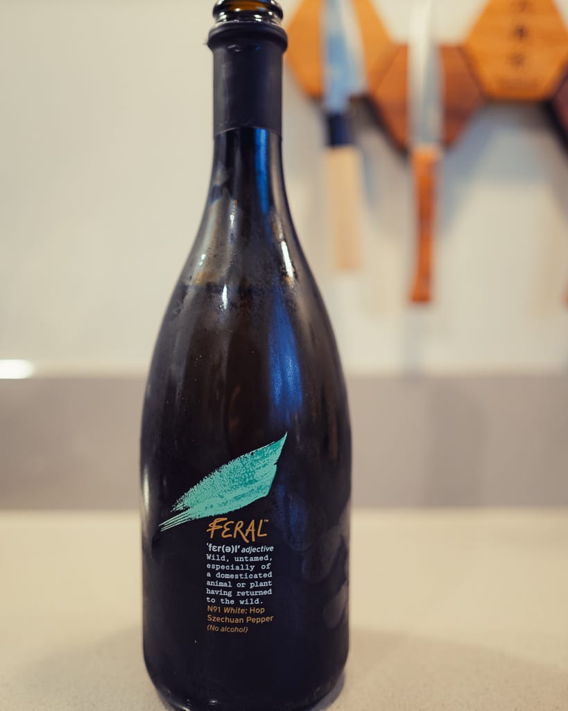 Donkere fles Feral N91 White, alcoholvrij met hop en szechuanpeper, voor een keukenmuur