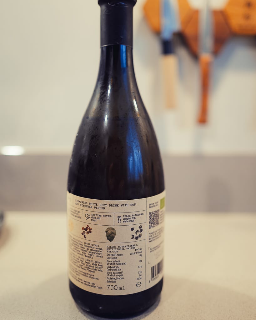 Achterkant Feral-fles met etiket gefermenteerde bietendrank met hop en szechuanpeper
