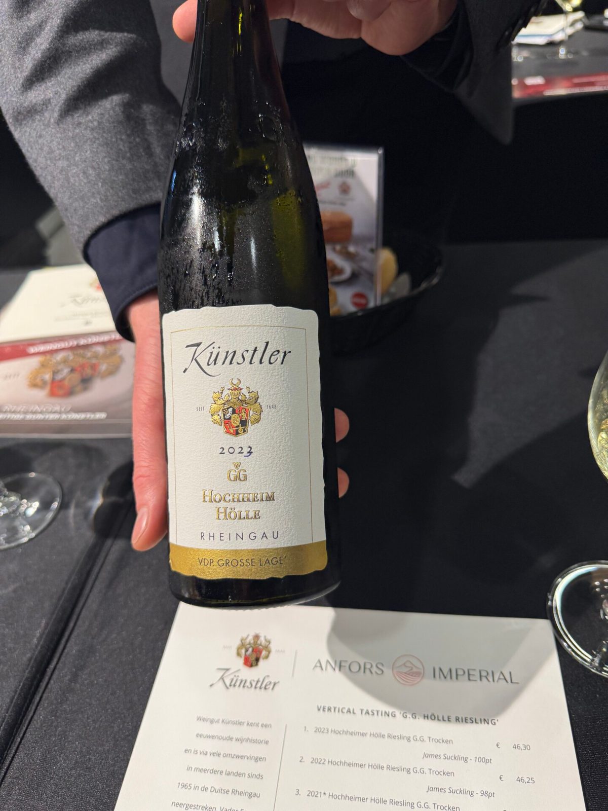 Fles Künstler 2023 Hölle Riesling boven een proefkaart met de tekst Anfors Imperial vertical tasting