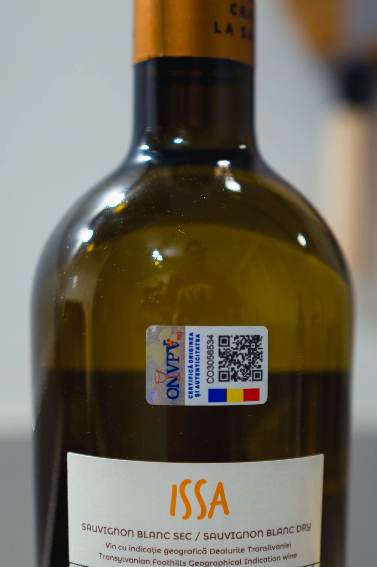 Back of ISSA Sauvignon Blanc bottle showing the Romanian QR code authenticity sticker