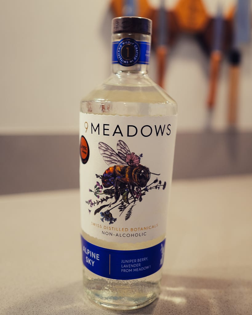 Fles 9 Meadows Alpine Sky, heldere alcoholvrije spirit met bij en bergbloemen op het etiket