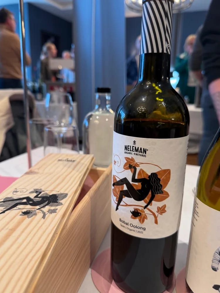 Neleman Bobal Oolong Spain Organic 2021 in een houten kist