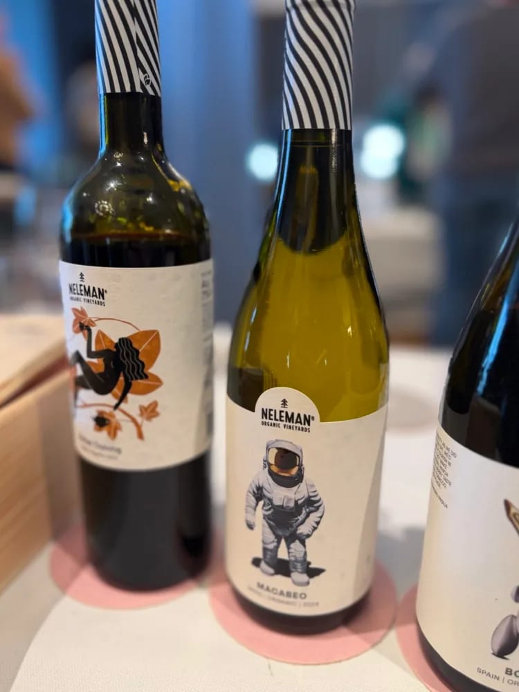 Neleman Bobal Oolong en Macabeo met astronaut-etiket naast elkaar