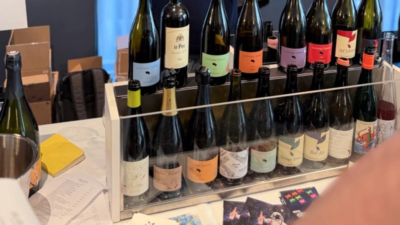Marnix Rombaut bij de Daxivin-tafel met flessenwand van La Grange Tiphaine, Le Puy en Bel Air
