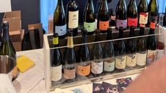 Marnix Rombaut bij de Daxivin-tafel met flessenwand van La Grange Tiphaine, Le Puy en Bel Air