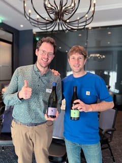 Jeroen Vonk en Damien Delecheneau samen op de hospitality-lounge van ViniBio 2026 met twee La Grange Tiphaine-flessen