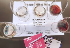 Vijf glazen met alcoholvrije wijn op een proeftafel tijdens het NoLo-congres in Logroño, Rioja.