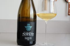 Fles Domein Holset Novo 2022 Nederlandse mousserende wijn met glas
