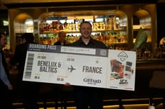 Mathias Schäffer houdt een grote boarding pass omhoog met Benelux & Baltics naar France, na zijn winst in de Giffard West Cup 2026 in Brussel