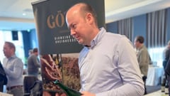 Holger Götz schenkt aan tafel 17 voor de banner 'Bioweine aus Rheinhessen'