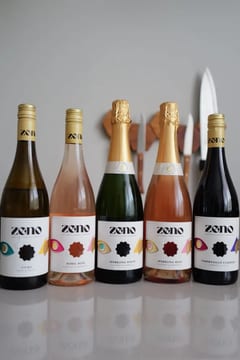 Vijf flessen Zeno alcoholvrije wijn op een rij: Viura, Bobal Rosé, Sparkling White, Sparkling Rosé en Tempranillo Cabernet