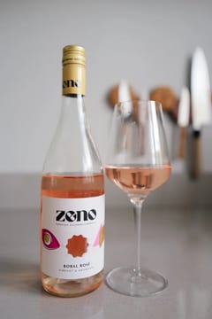 Fles Zeno Bobal Rosé alcoholvrije rosé naast een glas