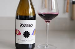 Fles Zeno Tempranillo Cabernet alcoholvrije rode wijn naast een glas