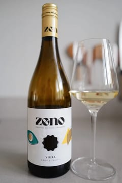 Fles Zeno Viura alcoholvrije witte wijn naast een glas
