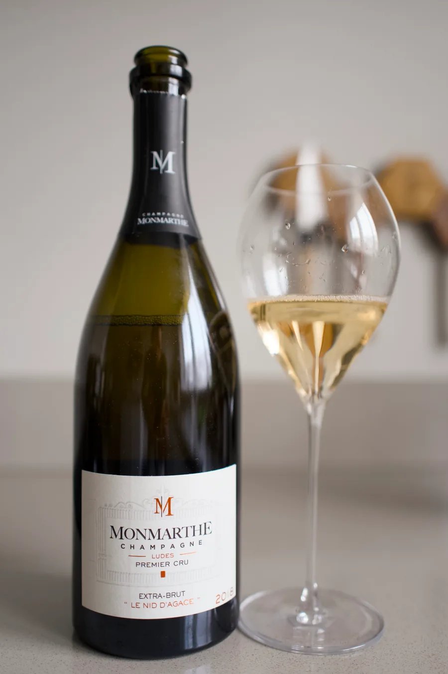 Fles Champagne Monmarthe Le Nid d'Agace Extra Brut met een glas