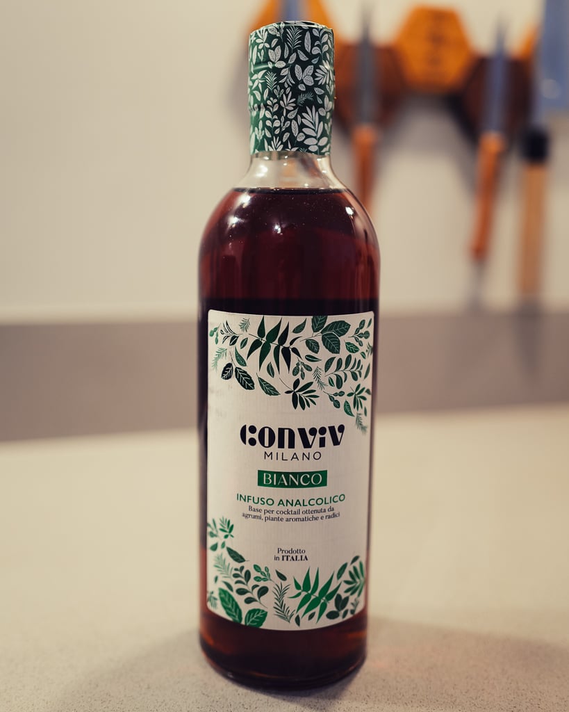 Fles Conviv Milano Bianco met groen bloemmotief-etiket, rechtopstaand op een aanrecht