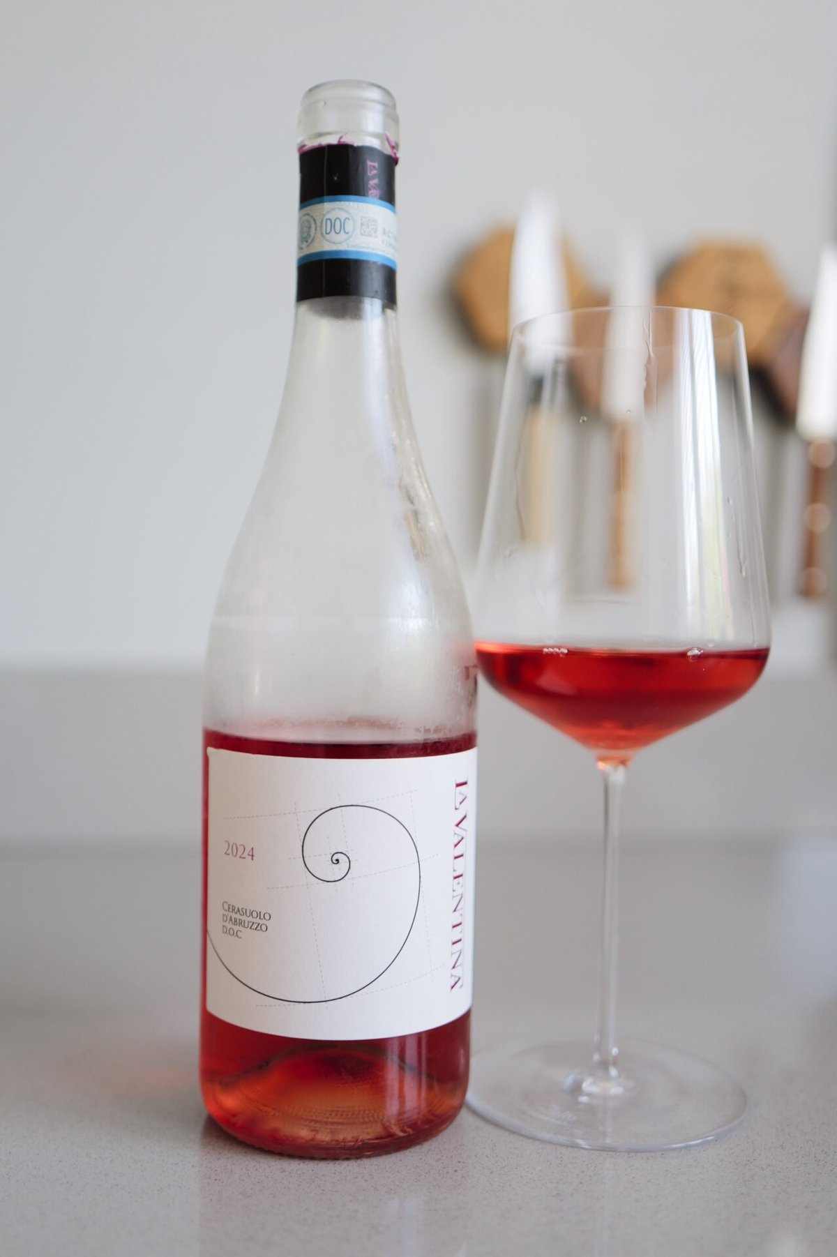 Fles La Valentina Cerasuolo d'Abruzzo 2024 rosé naast een glas kersrode rosé