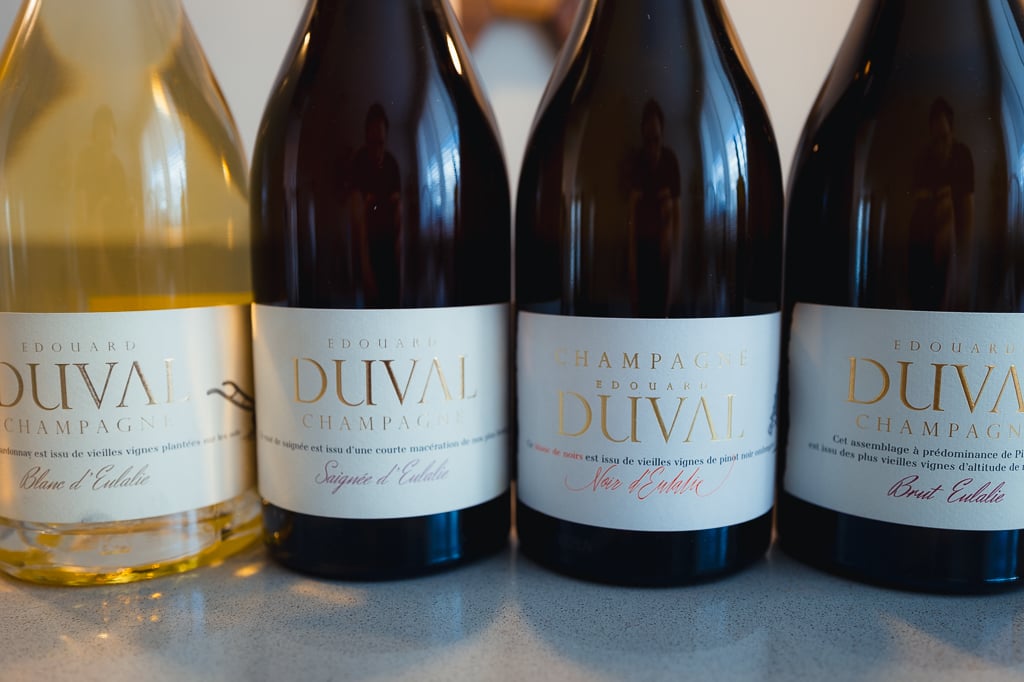 Vier flessen Champagne Edouard Duval op een rij, etiketten Blanc, Saignée, Noir en Brut d'Eulalie