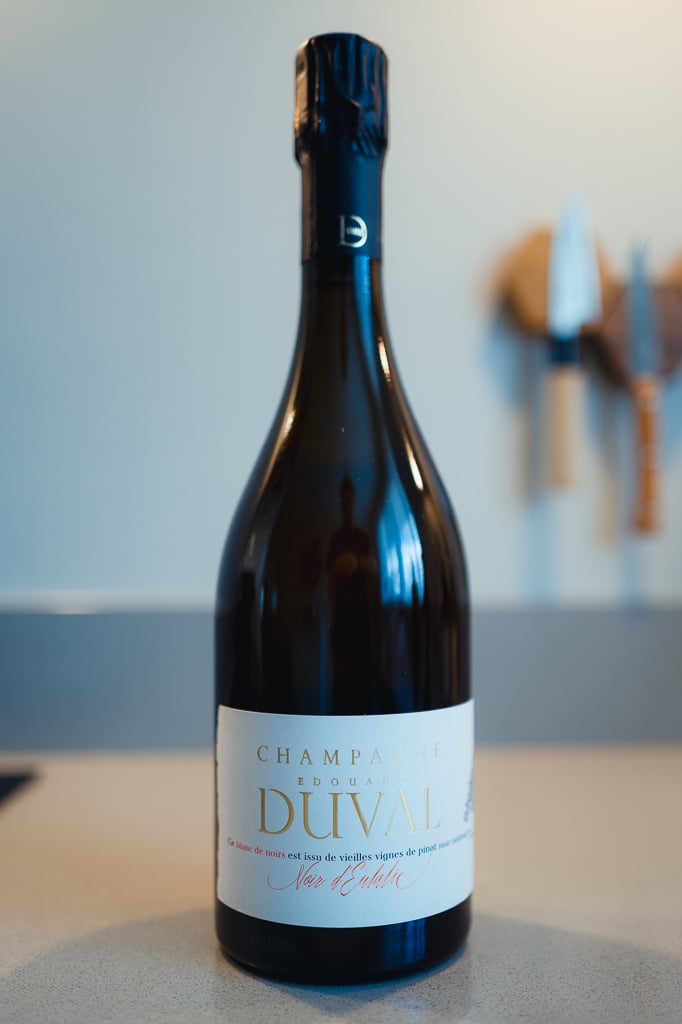 Donkere fles Champagne Edouard Duval Noir d'Eulalie met zwart kapsel op een aanrecht