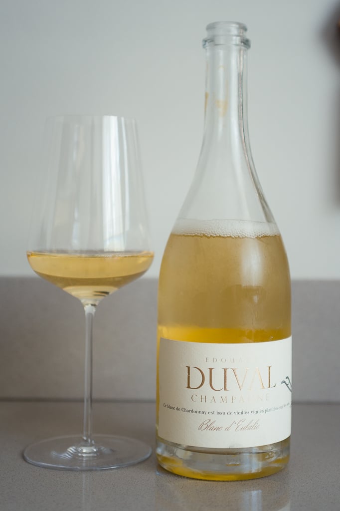Fles Edouard Duval Blanc d'Eulalie met glas goudgele champagne op een aanrecht