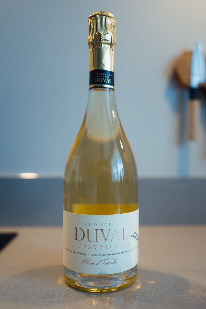 Fles Edouard Duval Blanc d'Eulalie met goudfoliekapsel rechtop op een aanrecht