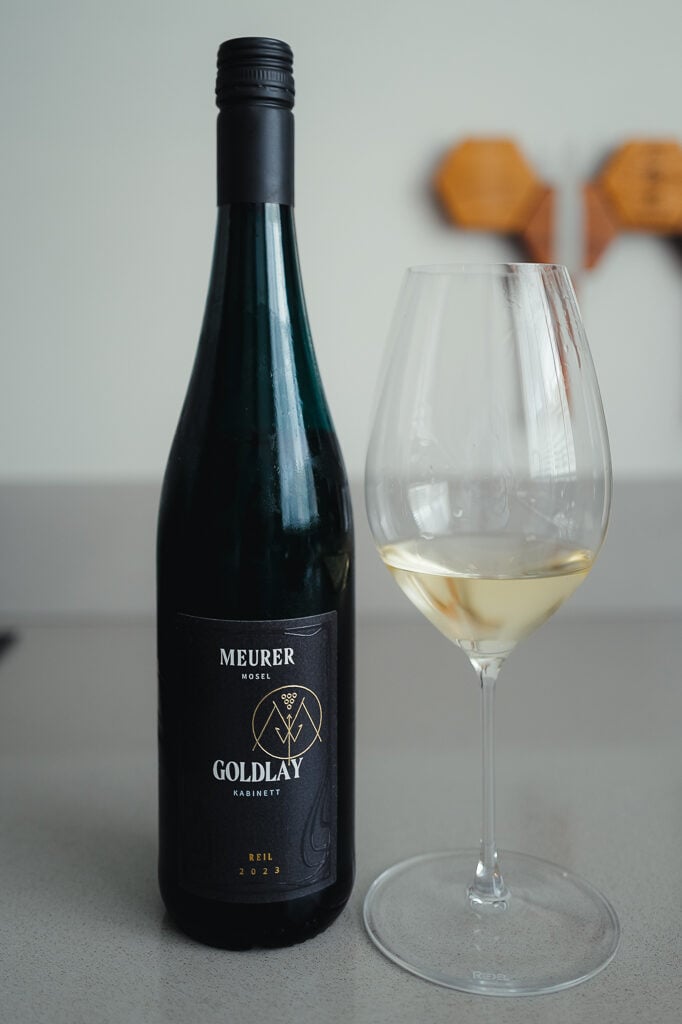 Donkergroene fles Meurer Goldlay Kabinett 2023 met glas lichtgele Riesling