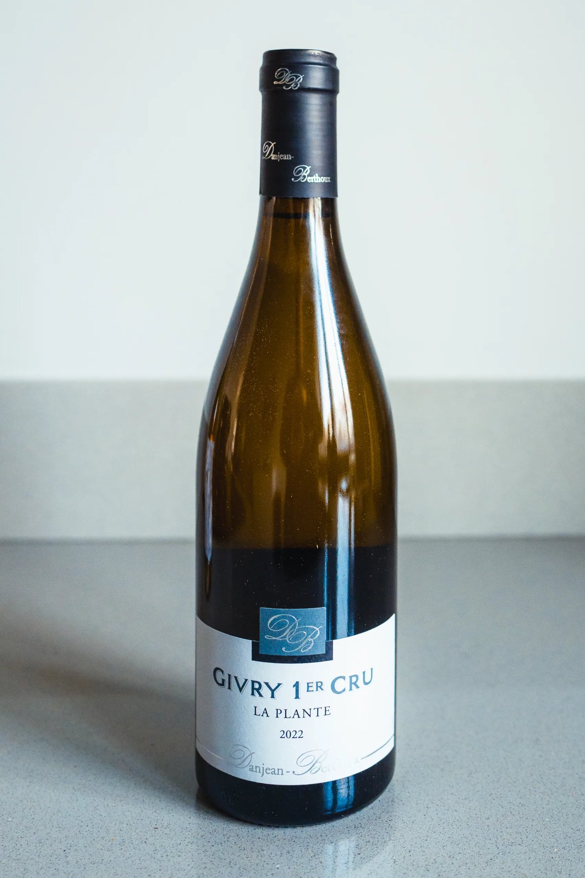 Fles Givry 1er Cru La Plante 2022 witte bourgogne rechtop op een aanrecht