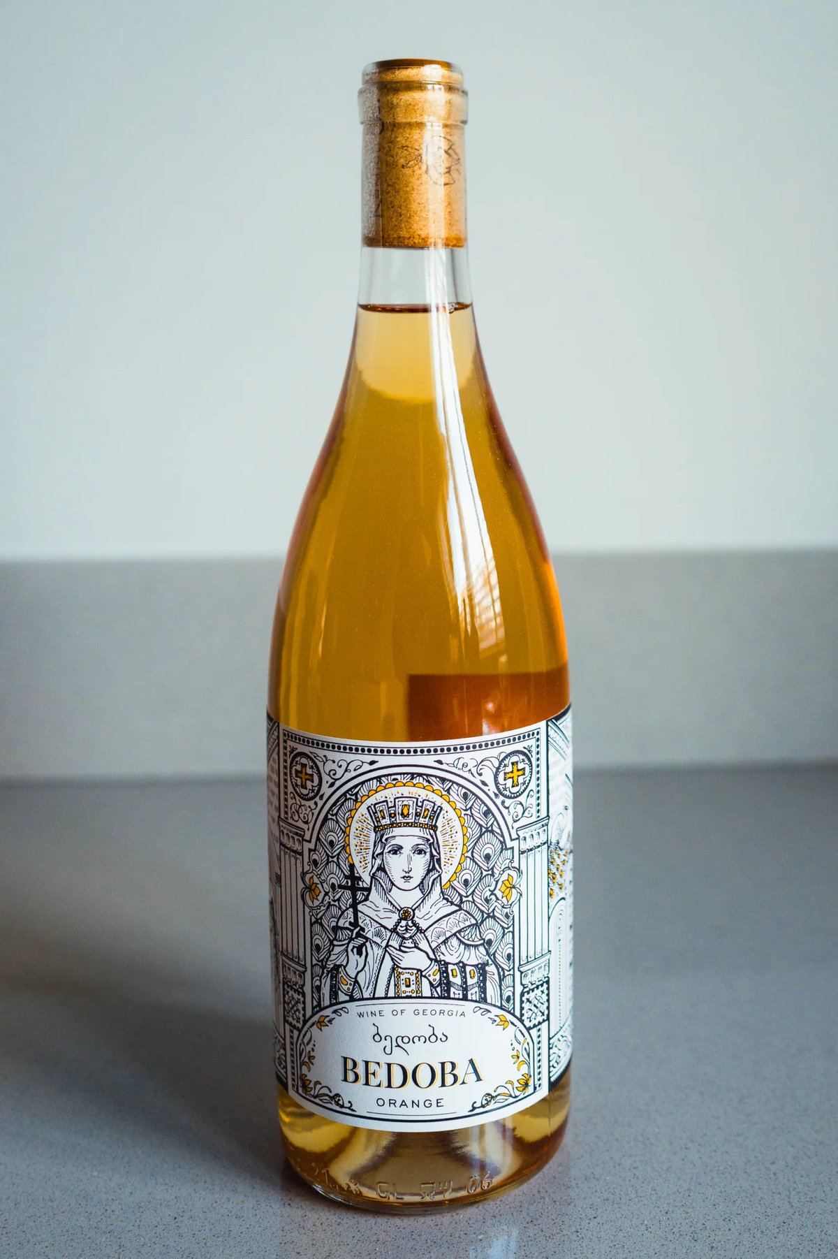 Fles Bedoba oranjewijn uit Georgië met geïllustreerd heilige-figuur op het etiket