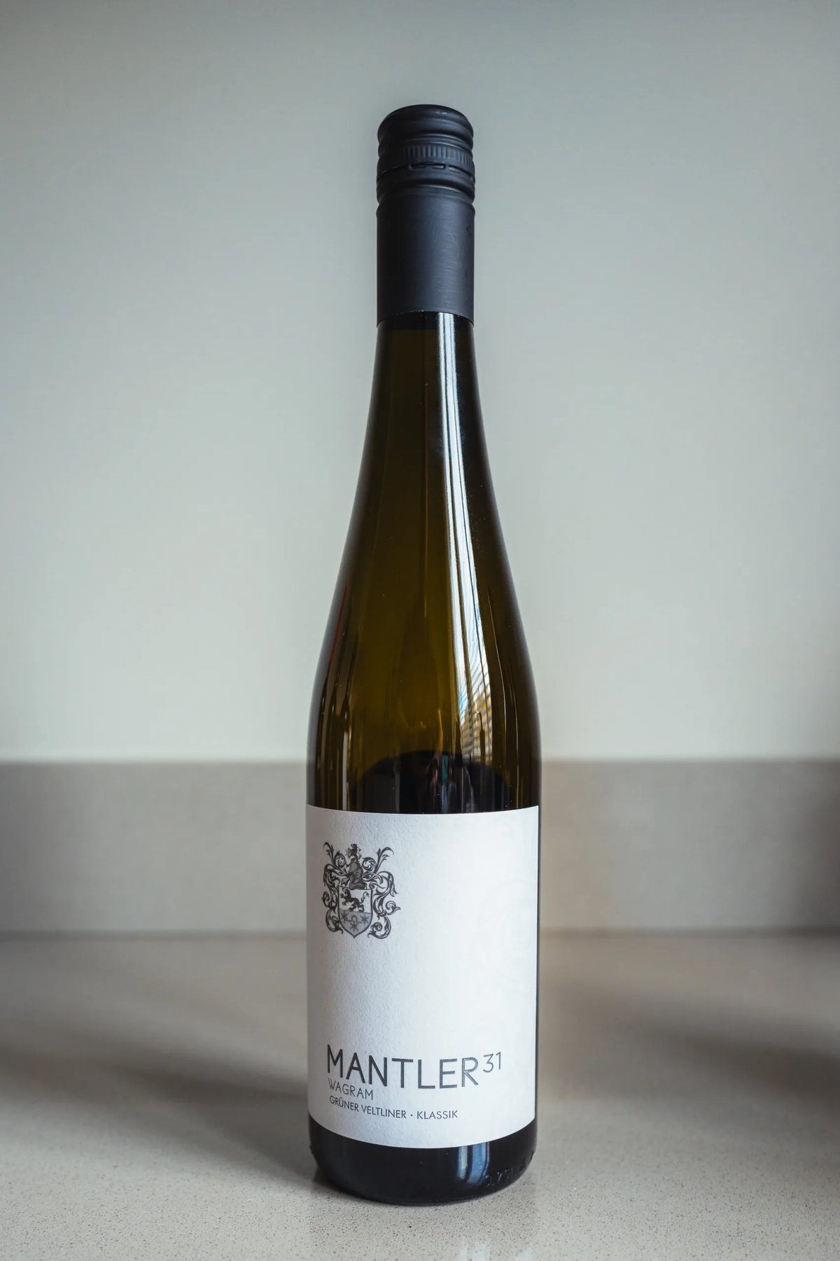 Fles Mantler 31 Grüner Veltliner Klassik uit Wagram rechtop op een aanrecht