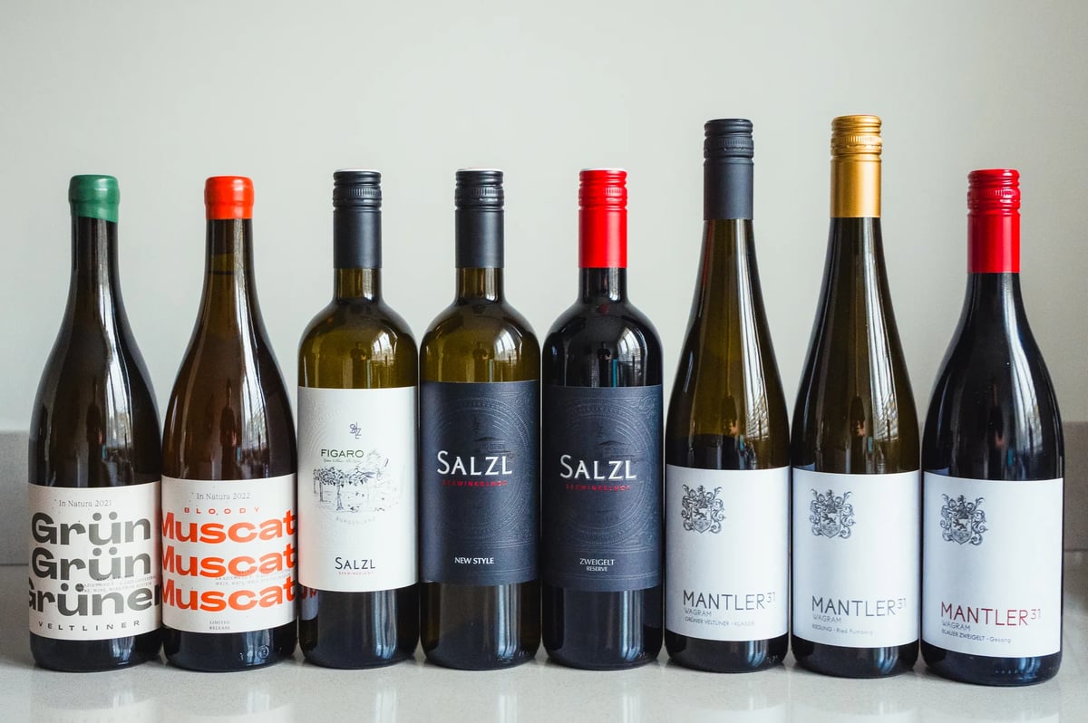 Acht Oostenrijkse flessen op een rij: Grüner Veltliner, Muscat, Salzl en Mantler-wijnen