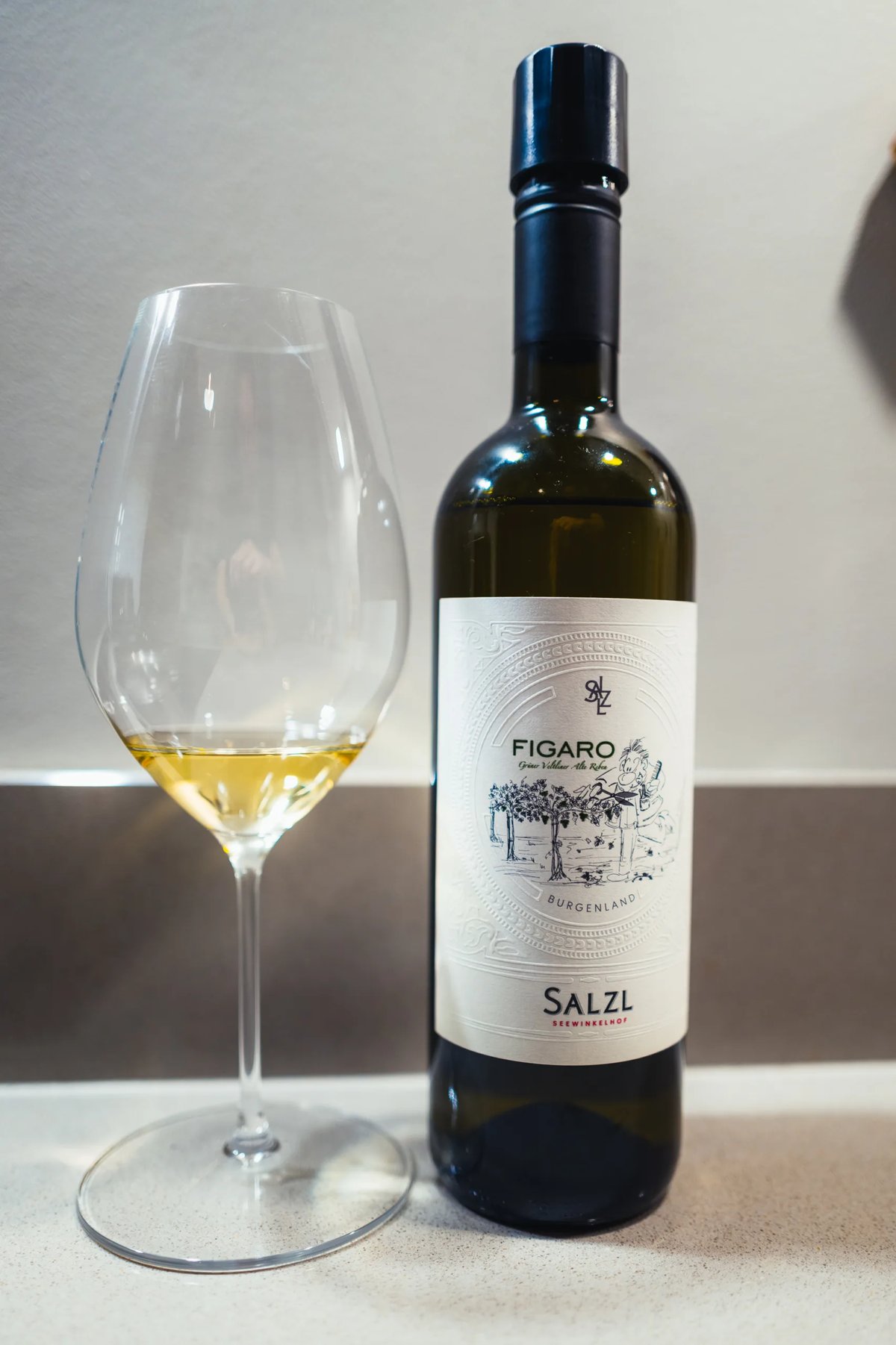 Fles Salzl Figaro Grüner Veltliner uit Burgenland met glas lichtgele wijn