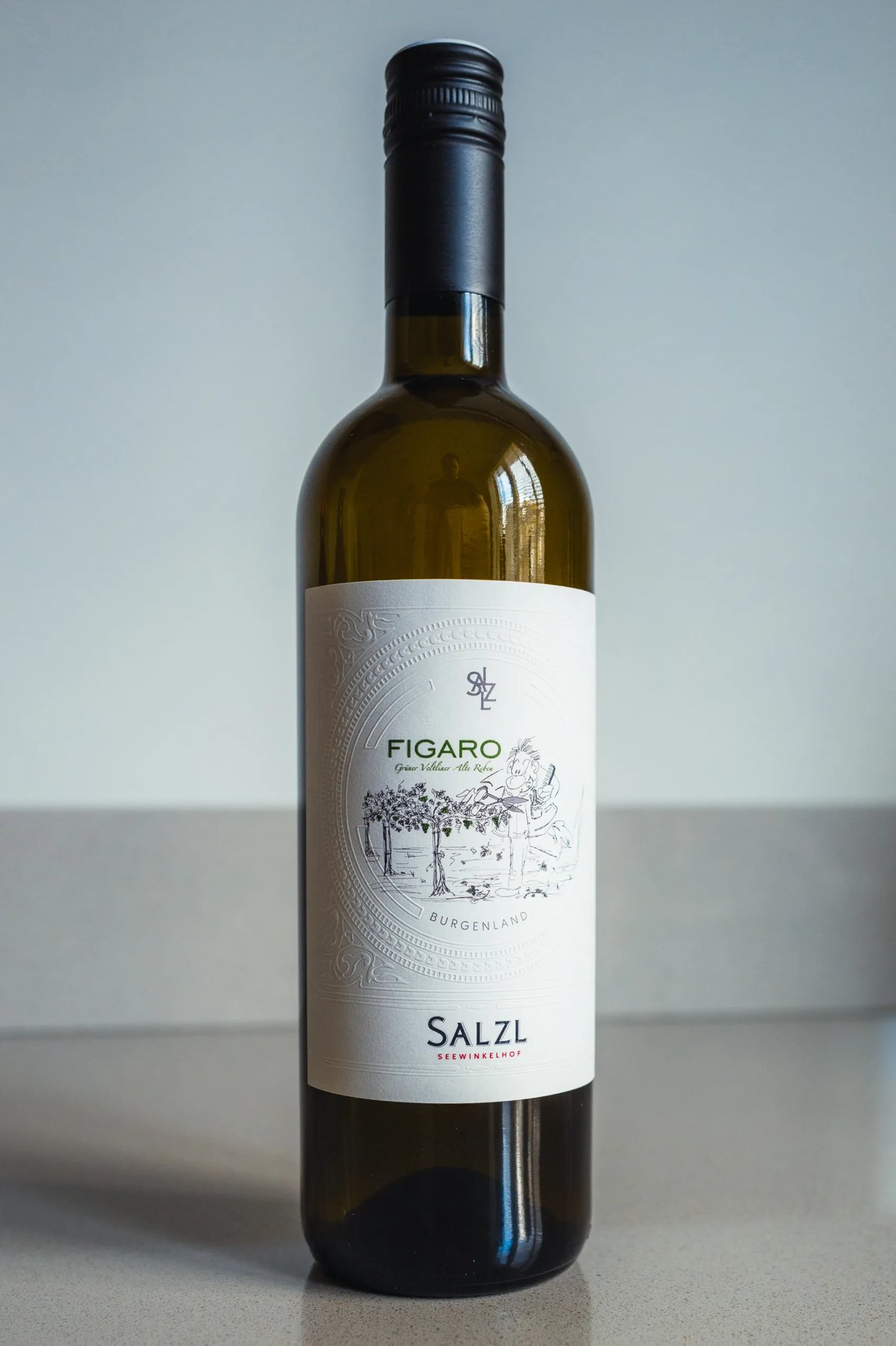 Fles Salzl Figaro Grüner Veltliner uit Burgenland rechtop op een aanrecht