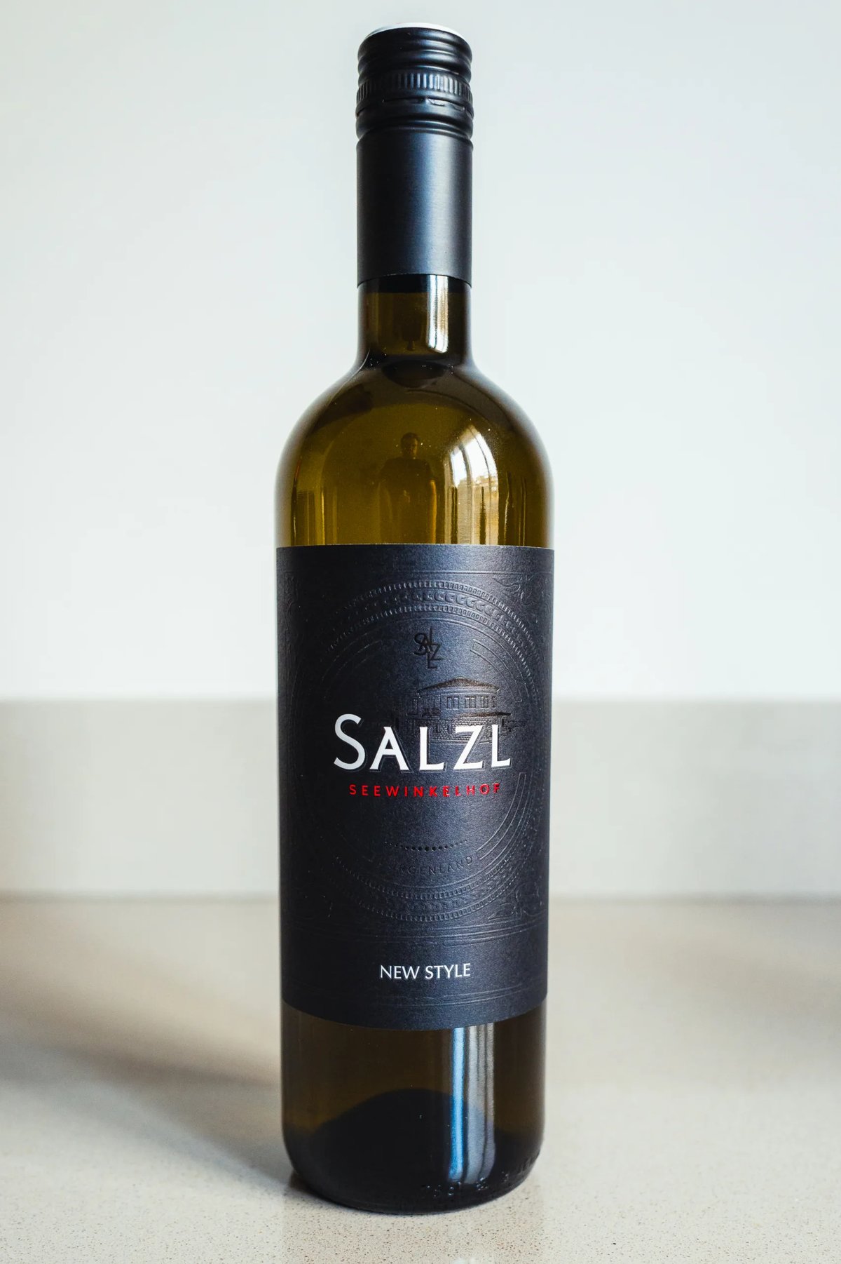 Fles Salzl New Style met donker etiket rechtop op een aanrecht