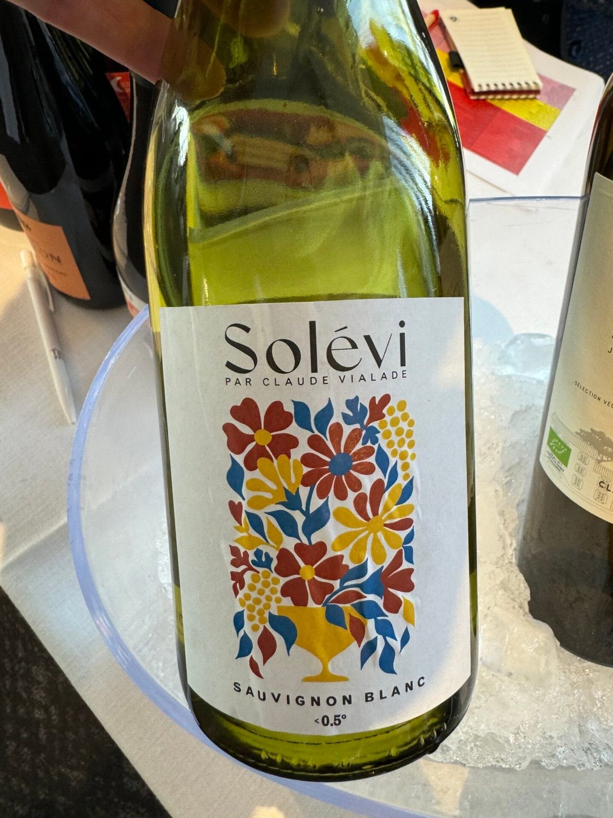 Fles Solévi Sauvignon Blanc van Claude Vialade met bloemenetiket, alcoholarm onder 0,5 procent