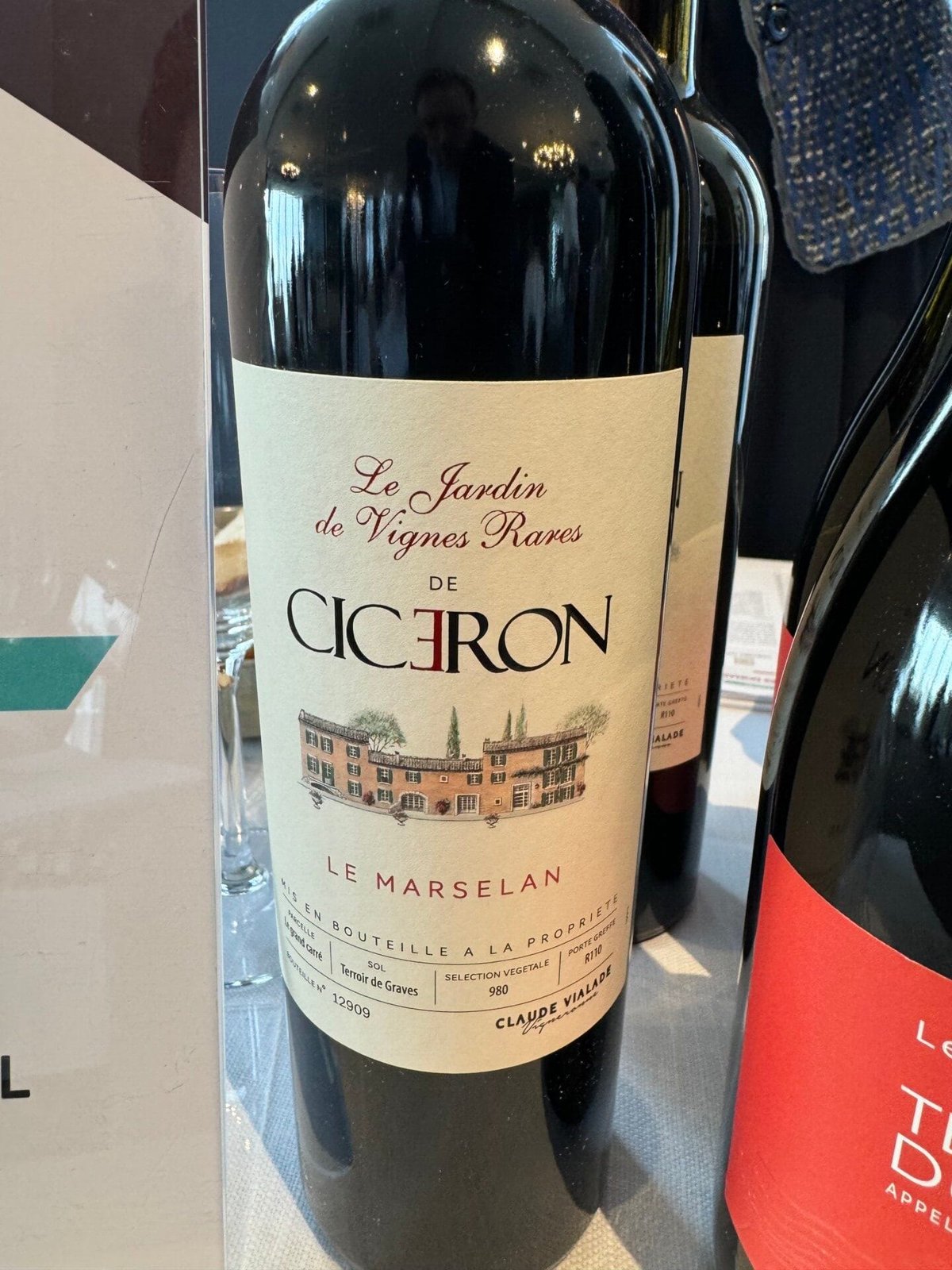 Fles Le Jardin de Vignes Rares de Cicéron Le Marselan rode wijn met geïllustreerd landhuis