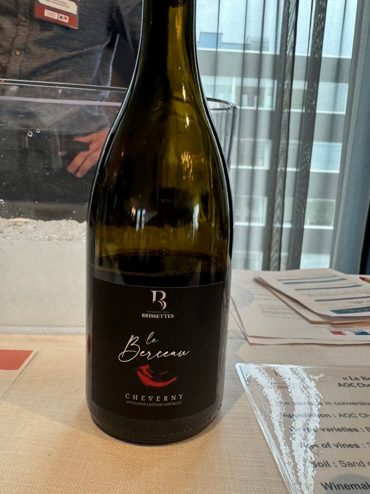 Fles Domaine des Brissettes Le Berceau Cheverny op een tafel naast een infokaart