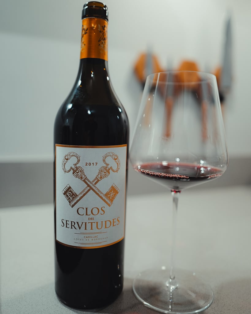 Staande fles rode wijn Château du Pavillon 2018 met goudkleurig etiket op een aanrecht