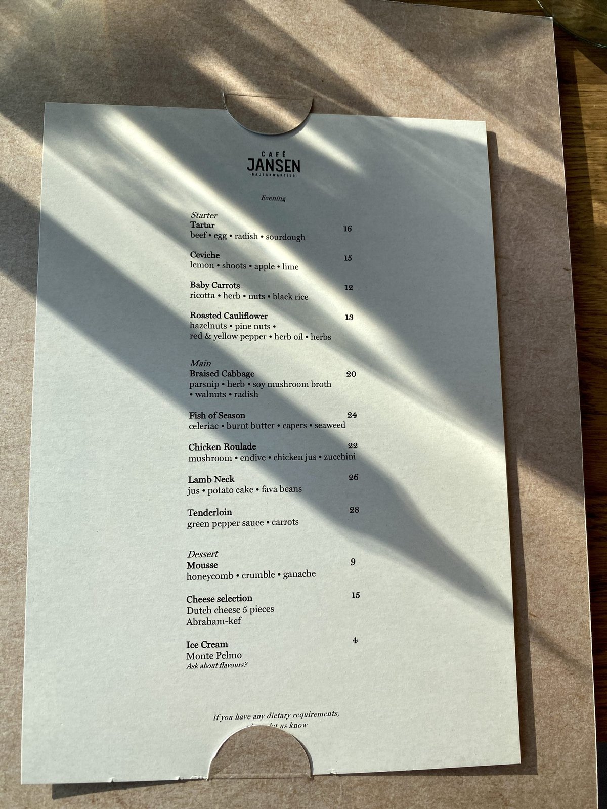 Menukaart van Café Jansen met starters, hoofdgerechten en desserts