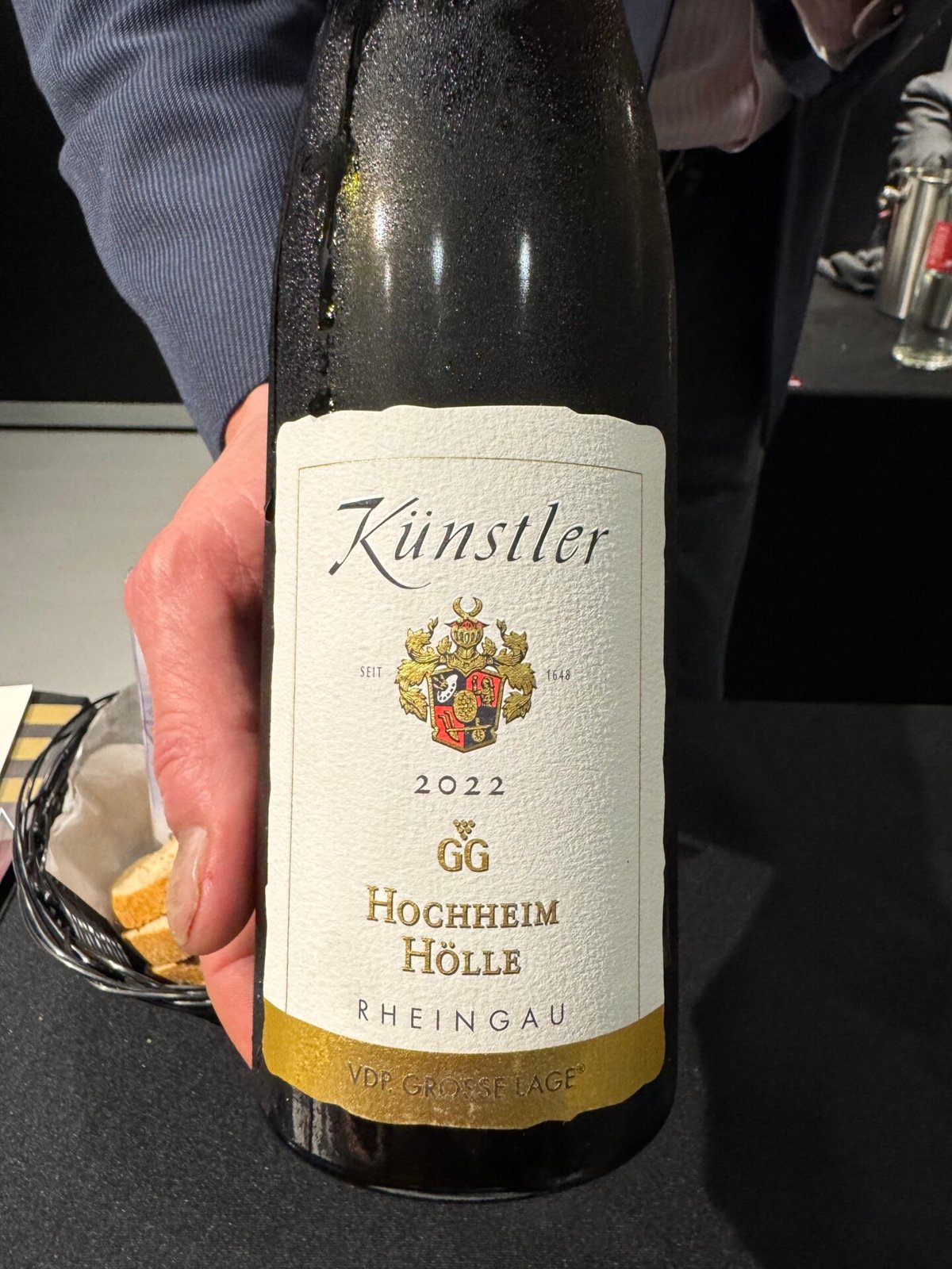 Hand holding a Kunstler 2022 GG Hochheim Holle Rheingau Riesling bottle