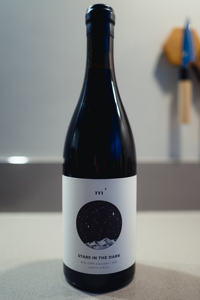 Fles Minimalist Stars in the Dark uit Cape Agulhas alleen op een aanrecht voor een grijze muur
