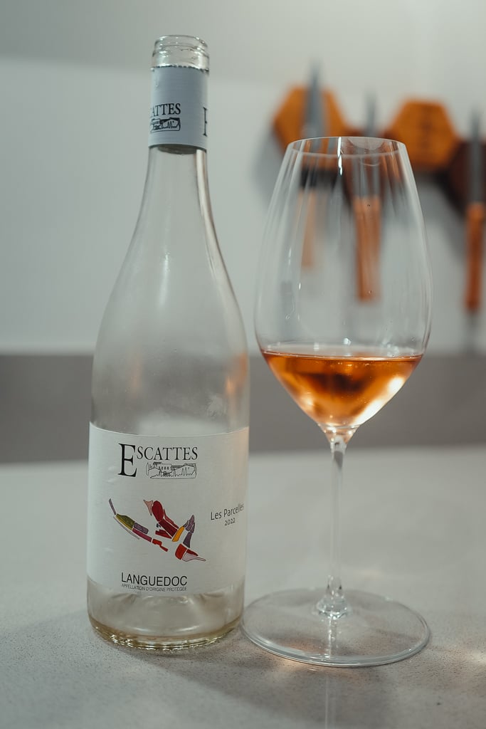 Fles Escattes Languedoc rosé naast glas met zalmroze rosé op aanrecht