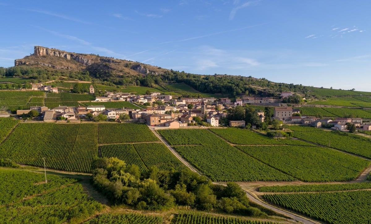 Le Clos de Solutré-wijngaard onder de rots van Solutré in de appellatie Pouilly-Fuissé