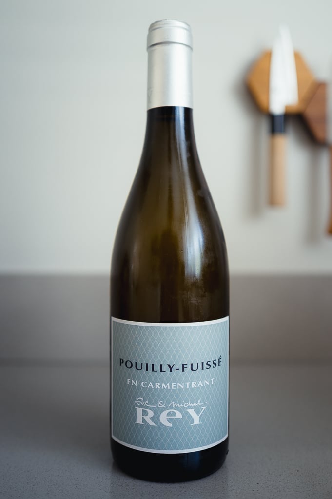 Fles Pouilly-Fuissé En Carmentrant van Eve & Michel Rey op een grijze tafel
