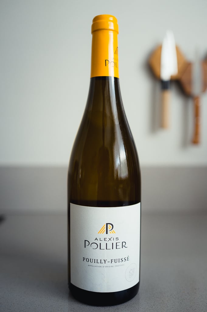 Fles Alexis Pollier Pouilly-Fuissé met wit etiket en geel R-logo