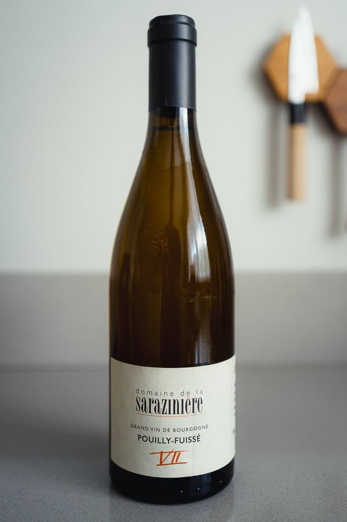 Fles Domaine de la Sarazinière Pouilly-Fuissé VII op een grijze tafel