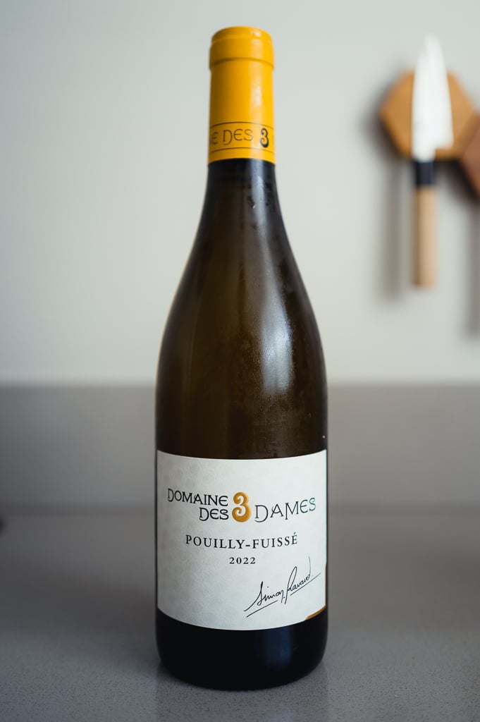 Fles Domaine des 3 Dames Pouilly-Fuissé 2022 met gele capsule
