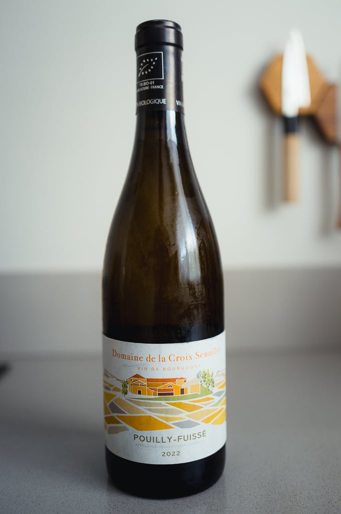 Fles Domaine de la Croix Senaillet Pouilly-Fuissé 2022 met geïllustreerd wijngaardetiket