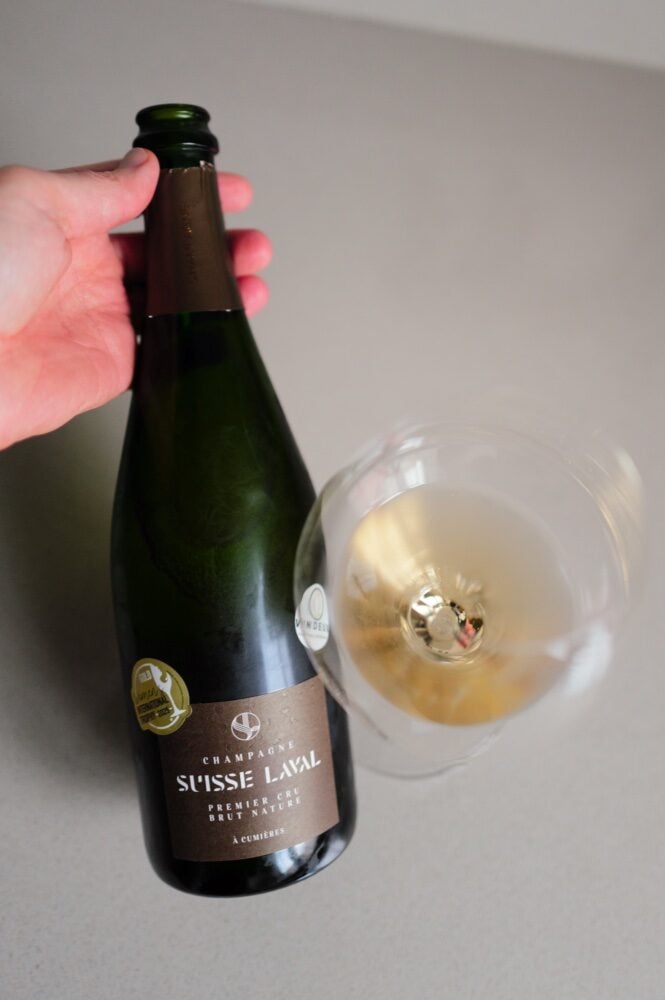 Achterkant-etiket van de Suisse Laval champagne uit Cumières