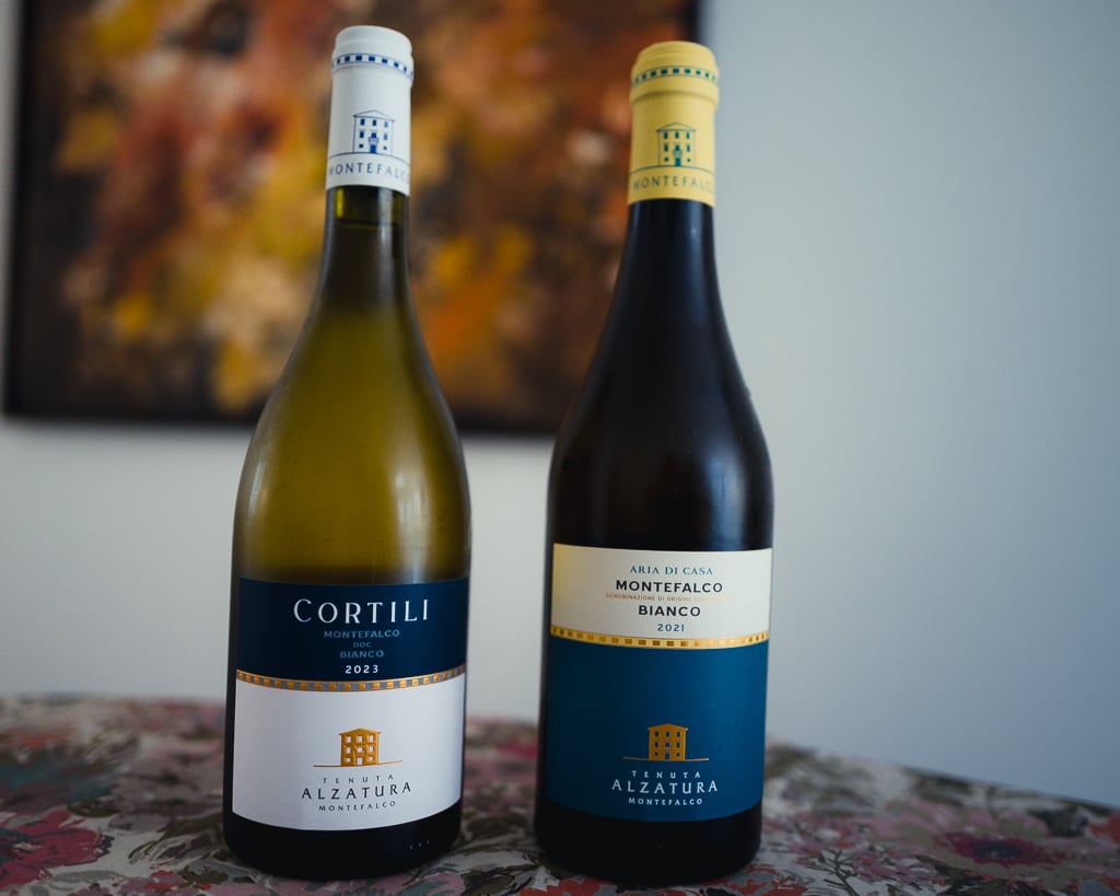 Twee flessen Tenuta Alzatura, Cortili en Aria di Casa Montefalco Bianco